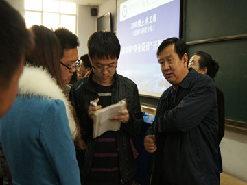 我院土木工程与环境科学教学部bevictor伟德官网开2008级土木工程（道路与桥梁专业）首届本科生“毕业设计”开题大会