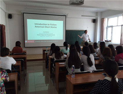 美国圣马丁大学2015年秋季学期派往我院的第一位教师开始授课