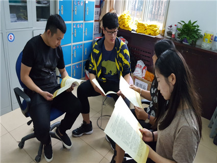 外国语教学部学习落实“两学一做”及毕业生党员档案接洽事宜